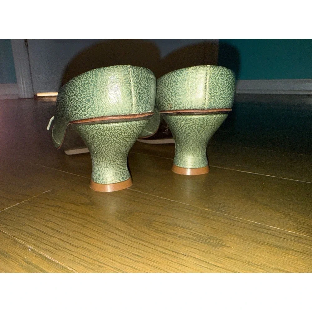 Lisa Nading Green Metallic Textured Leather Kitten Heel Bow Pumps Size 38.5